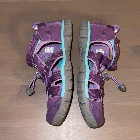 Keen Purple and Grey Ergonomic Hiking Sandals - Girl’s Size 3 - Picture 8 of 10